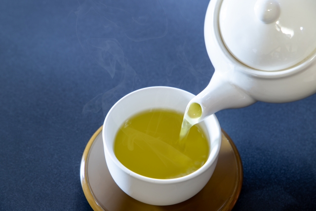 急須と温かいお茶